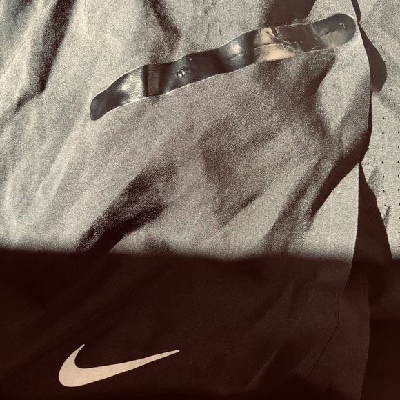 -———- SOLD ———Nike Dri Fit Running Shorts Medium - Picture 6 of 7